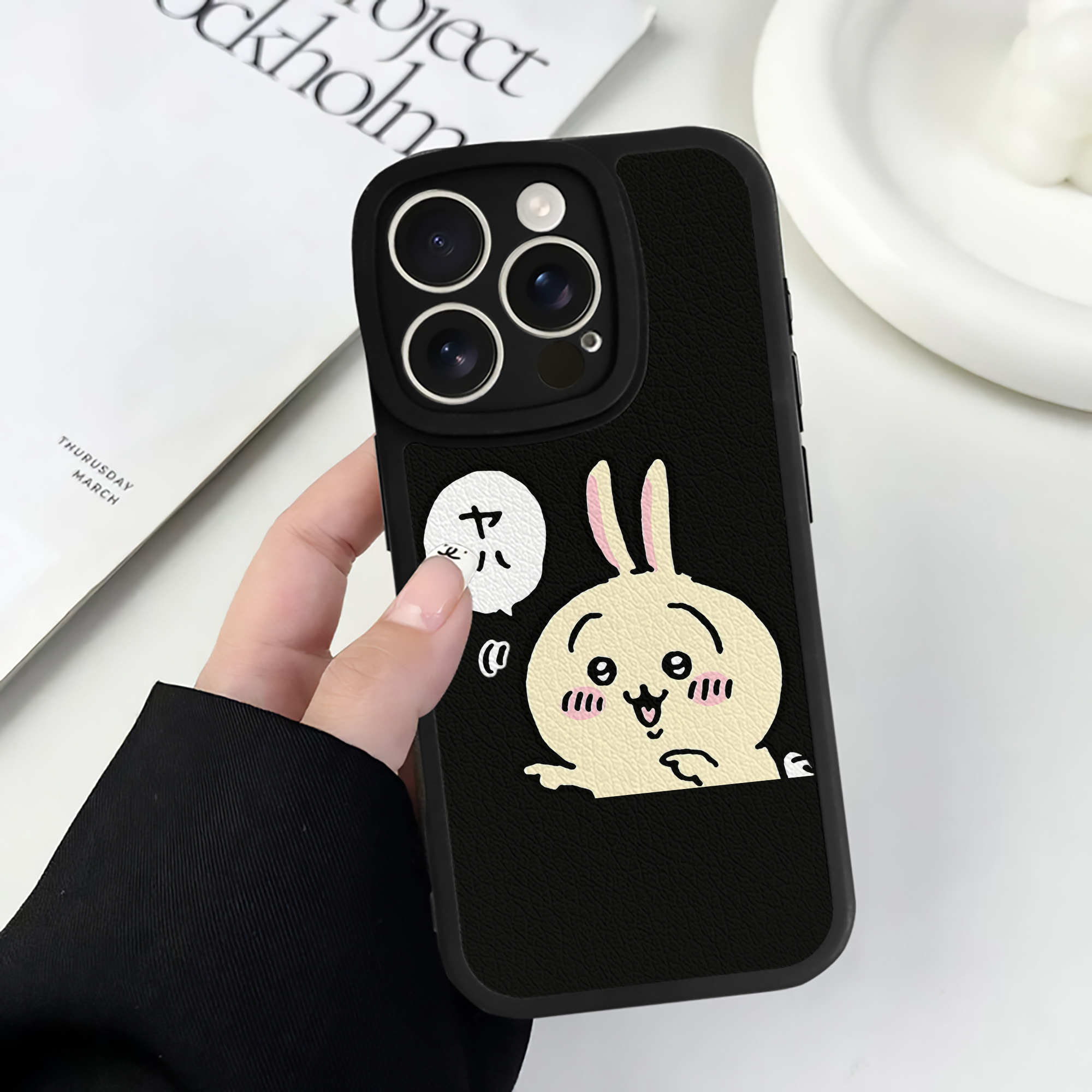 （画像用） ちいかわ うさぎ Chii-kawa usagi 【iPhone 16シリーズ対応】シリコンスマホケース（レザー調） 材質：シリコン